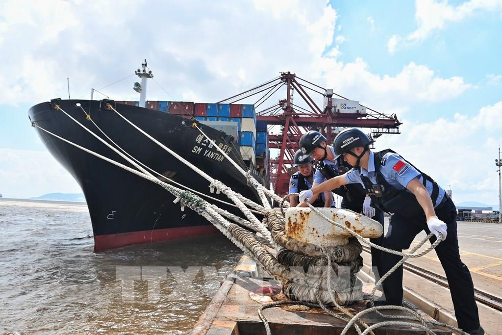 Ô tô trôi lềnh bềnh trên đường phố Thượng Hải