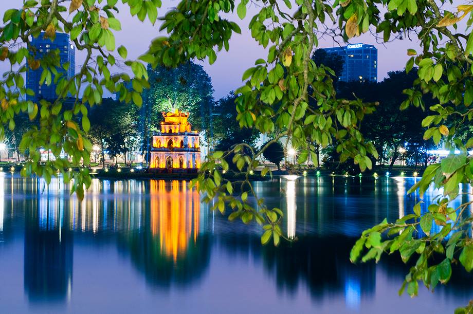 Hồ Gươm mùa thu Hà Nội ngợp sắc lá vàng