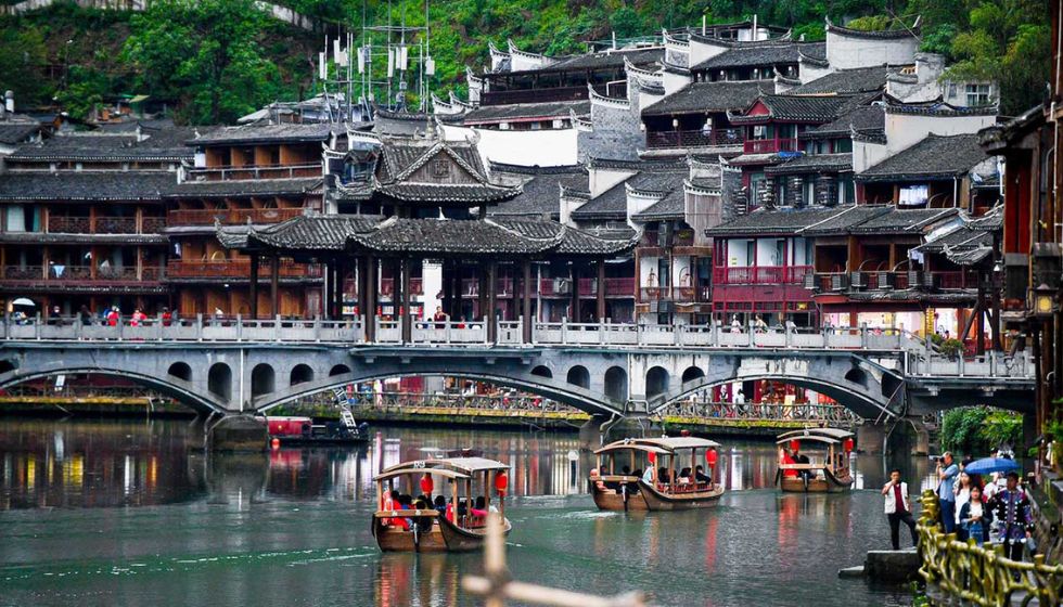 Thuyền đưa khách tham quan