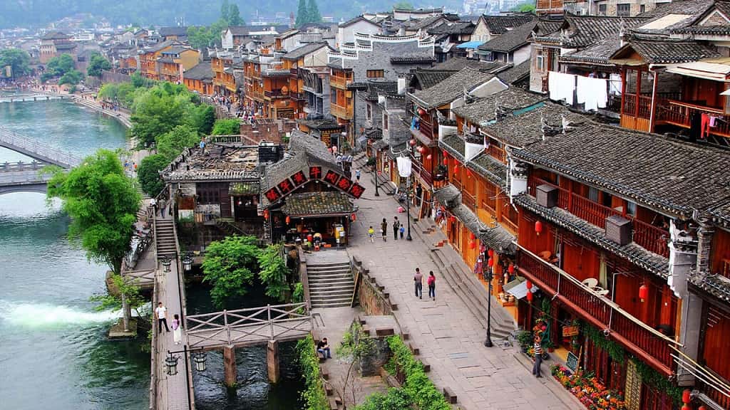 Đường lát đá cổ kính